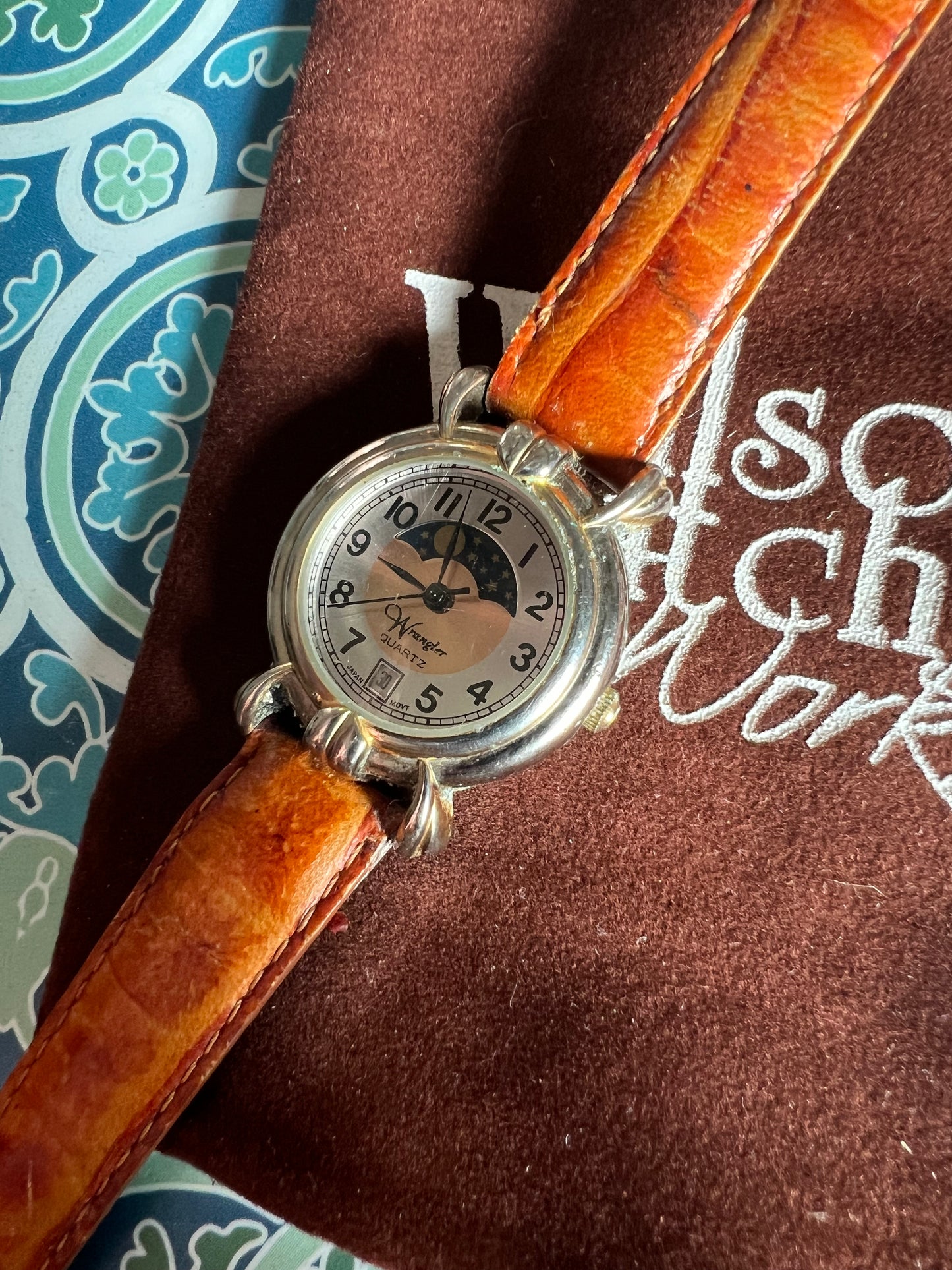 90’ ladies dainty moon-phase watch new battery B6