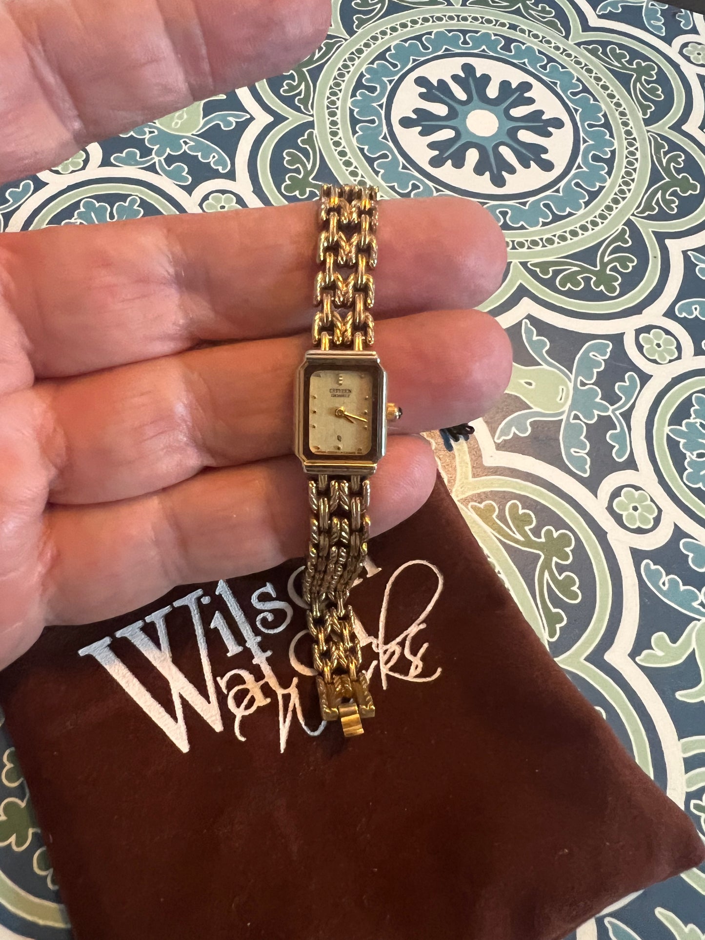 Ladies 1995 Citizen 33-7081 tiny, dainty ladies watch B8