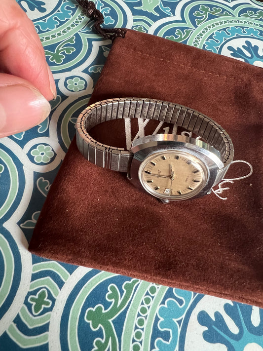 Vintage Timex ladies watch 1969 runs great B6