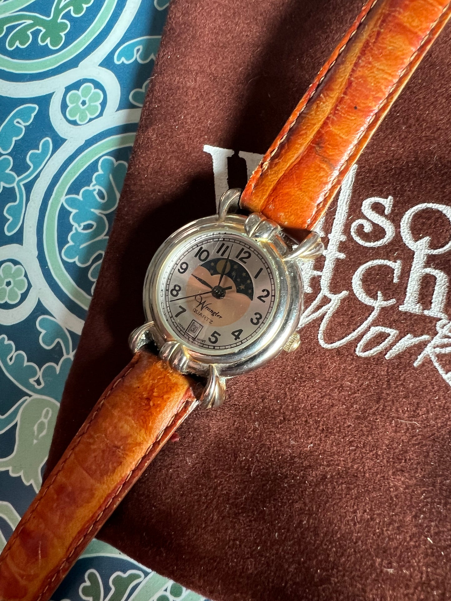 90’ ladies dainty moon-phase watch new battery B6