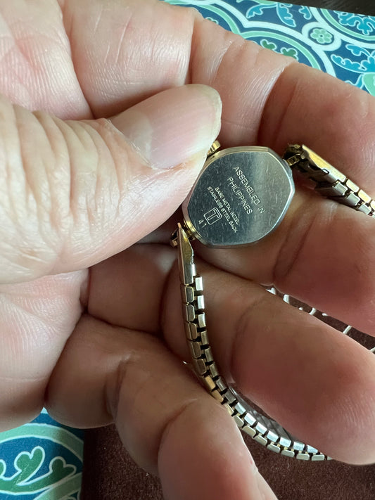 Vintage small dainty Timex gold tone winding watch. B6