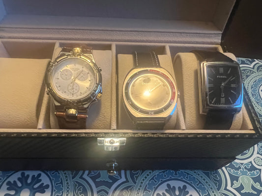 Lot of 3 men’s watches in a nice jewelry/watch case B8