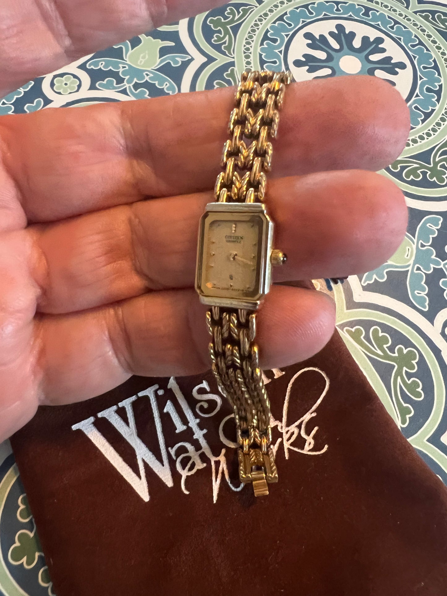 Ladies 1995 Citizen 33-7081 tiny, dainty ladies watch B8