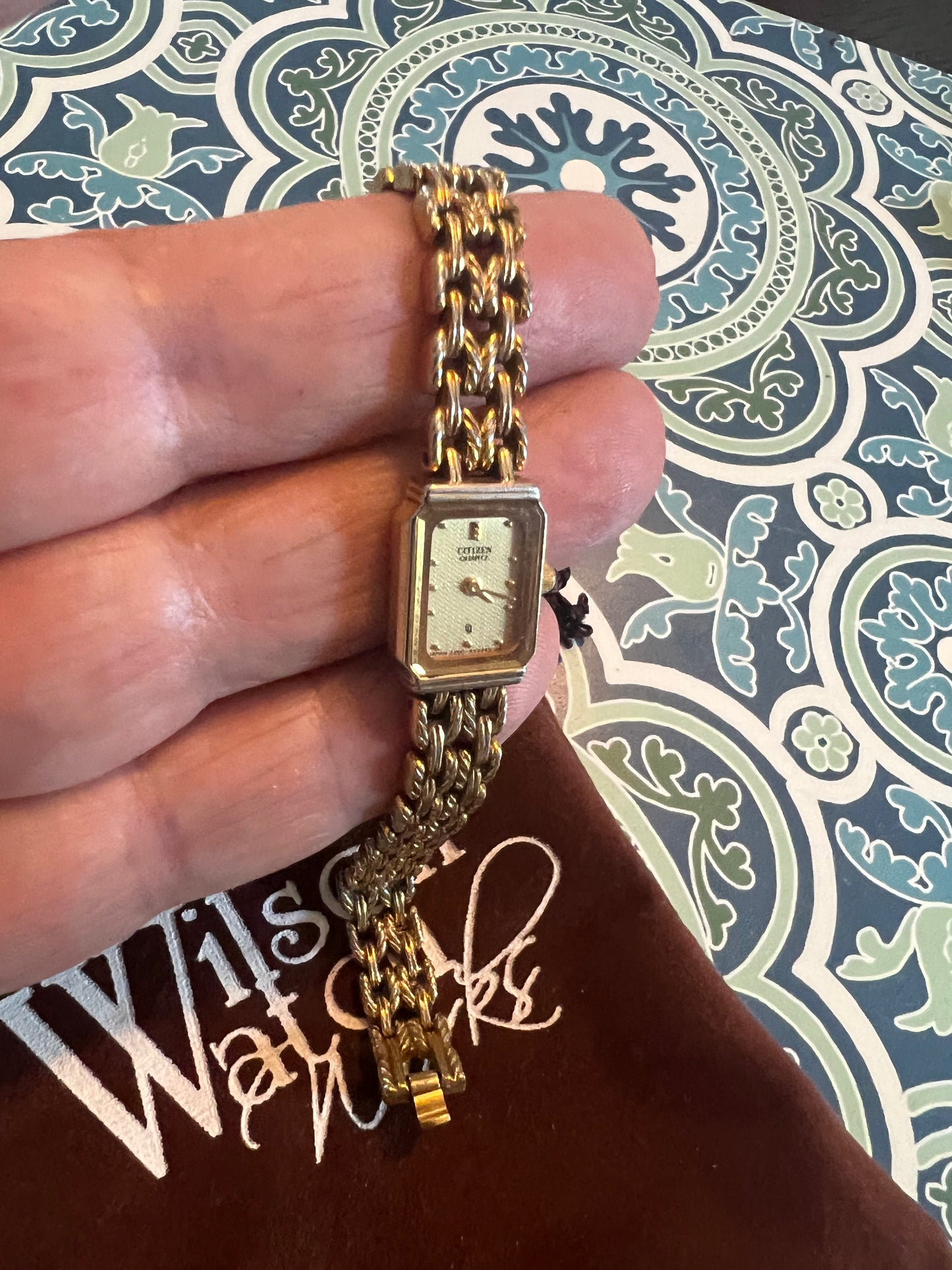 Ladies 1995 Citizen 33-7081 tiny, dainty ladies watch B8