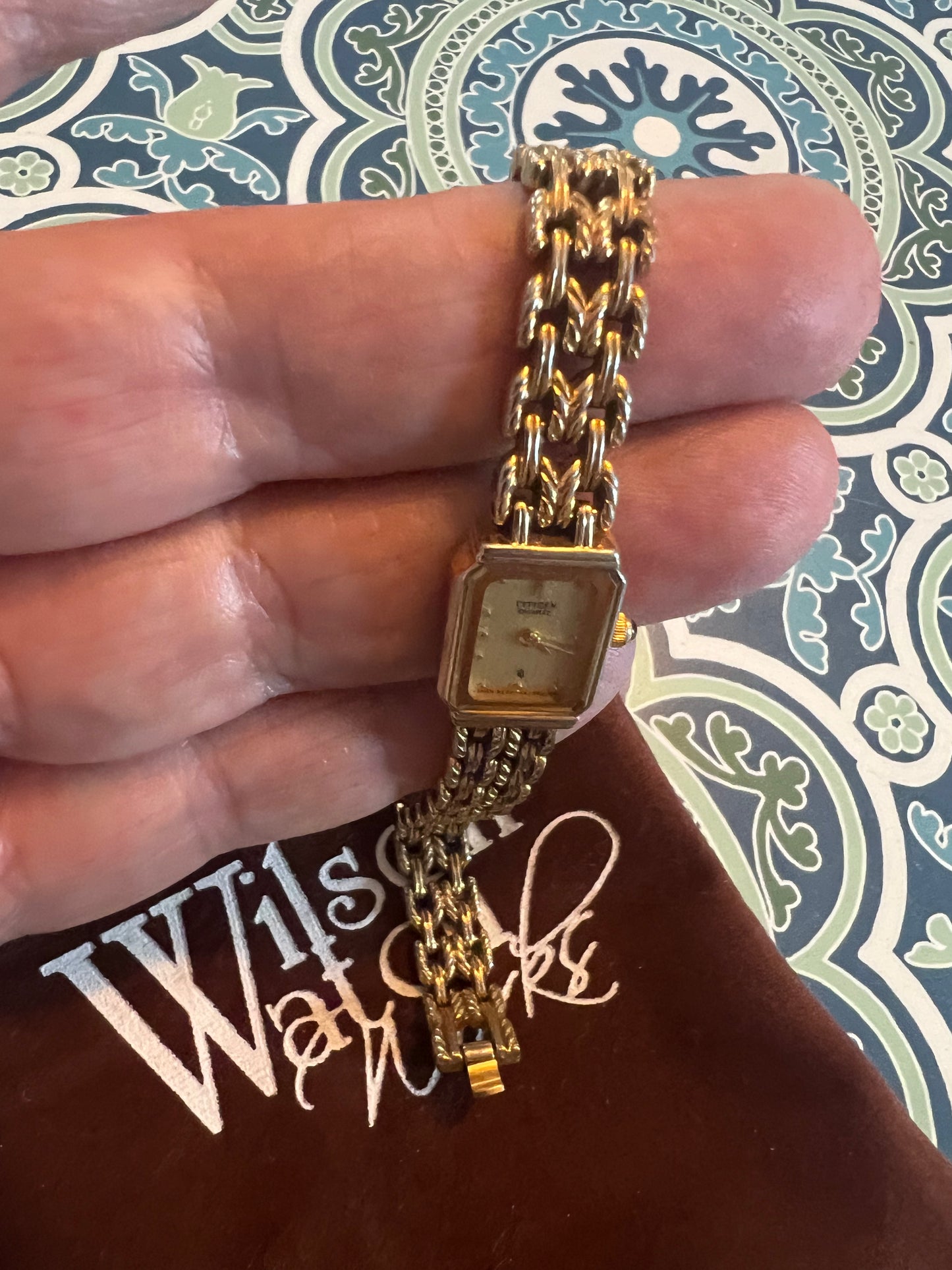 Ladies 1995 Citizen 33-7081 tiny, dainty ladies watch B8