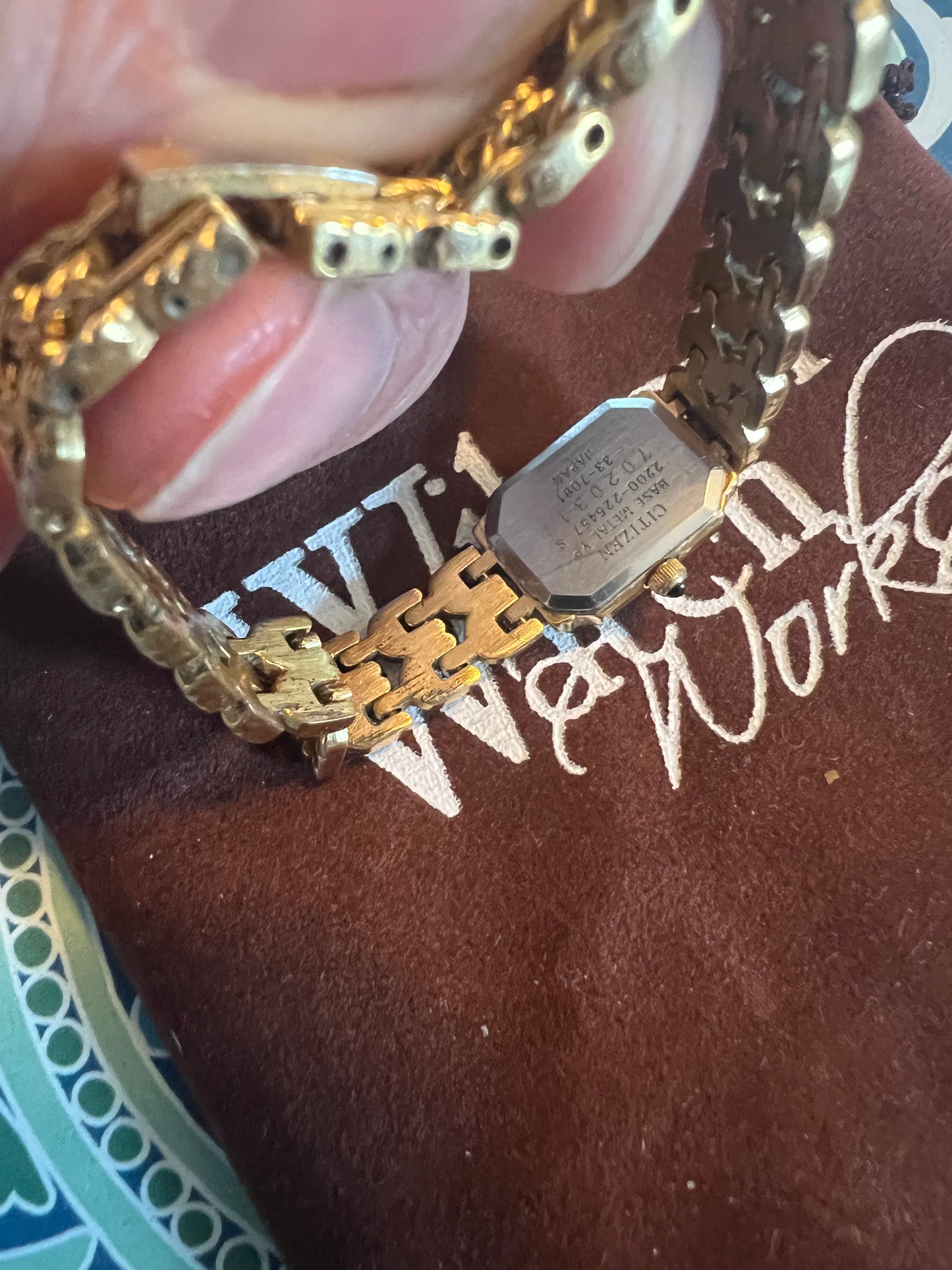 Ladies 1995 Citizen 33-7081 tiny, dainty ladies watch B8