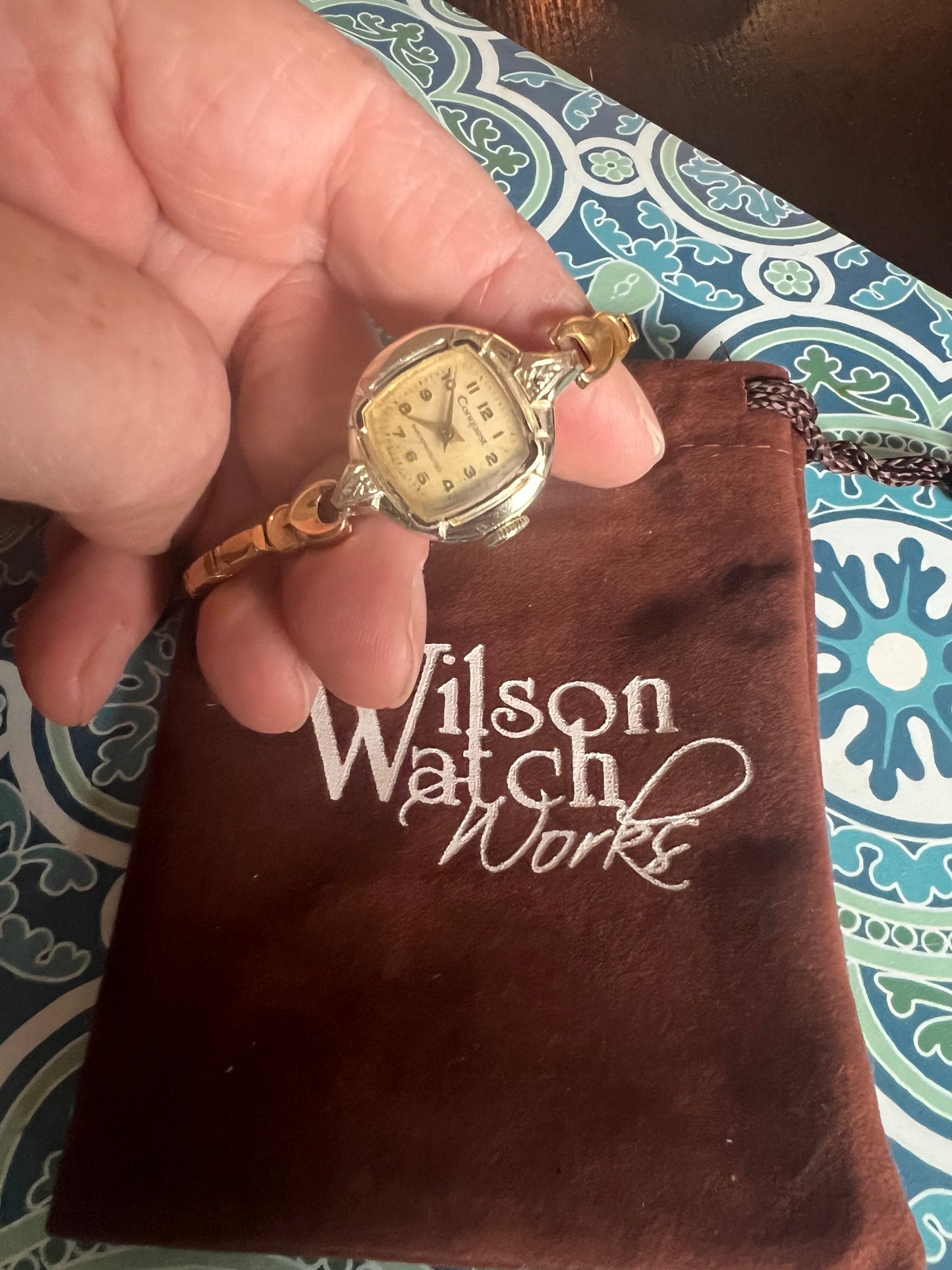 Ladies 1954 Conquest Swiss made dainty ladies watch B8