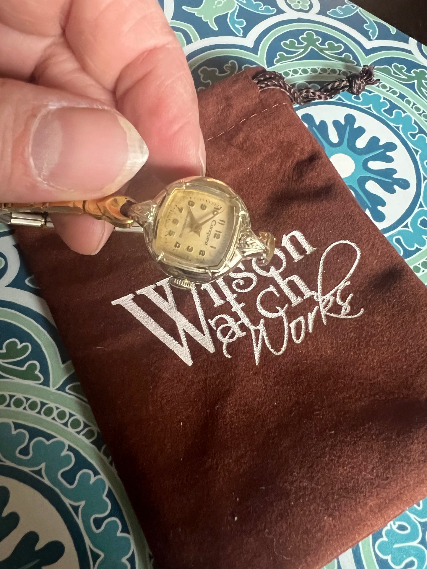 Ladies 1954 Conquest Swiss made dainty ladies watch B8