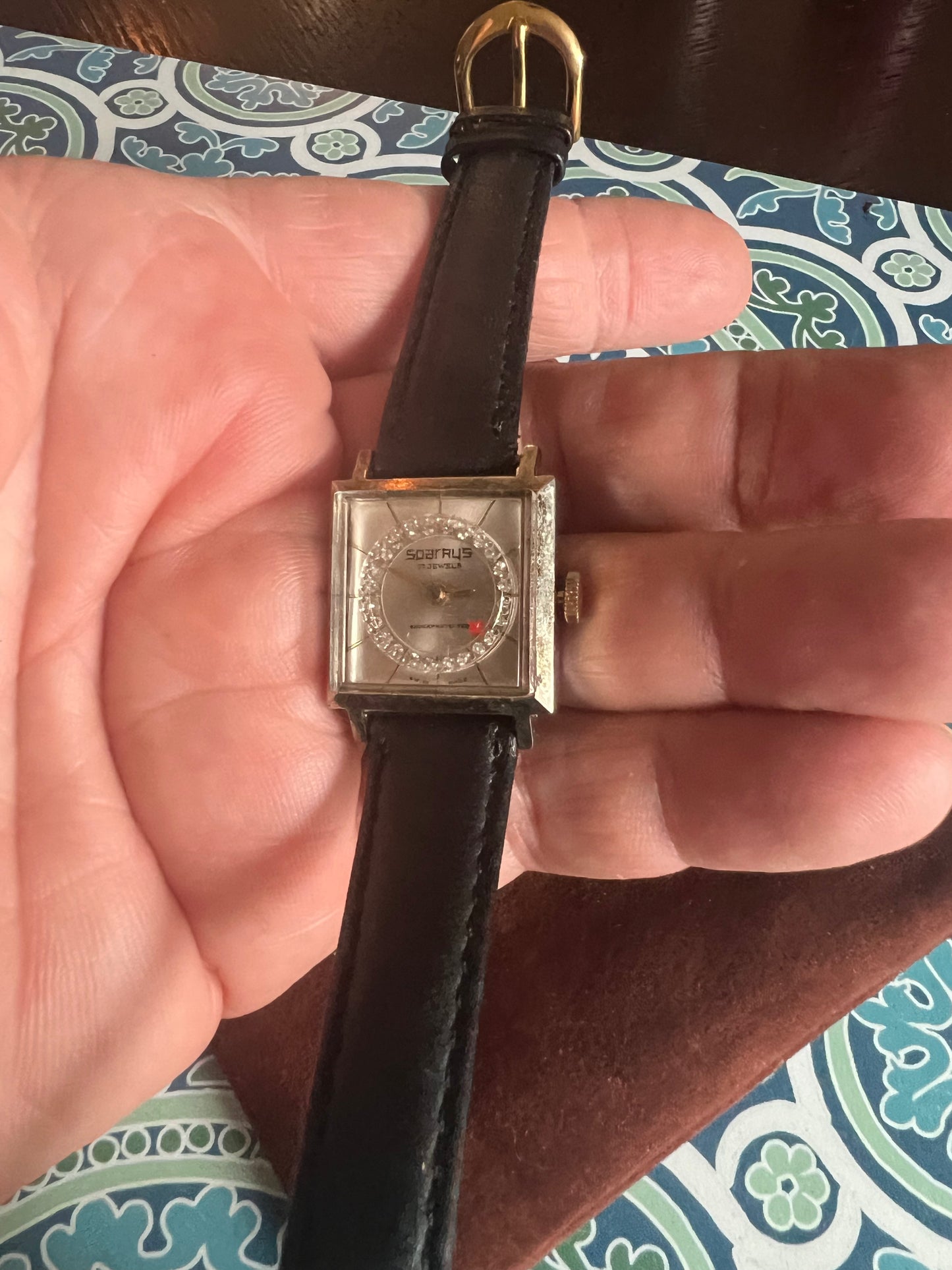 Ladies dainty Vintage Swiss winding unique watch B8
