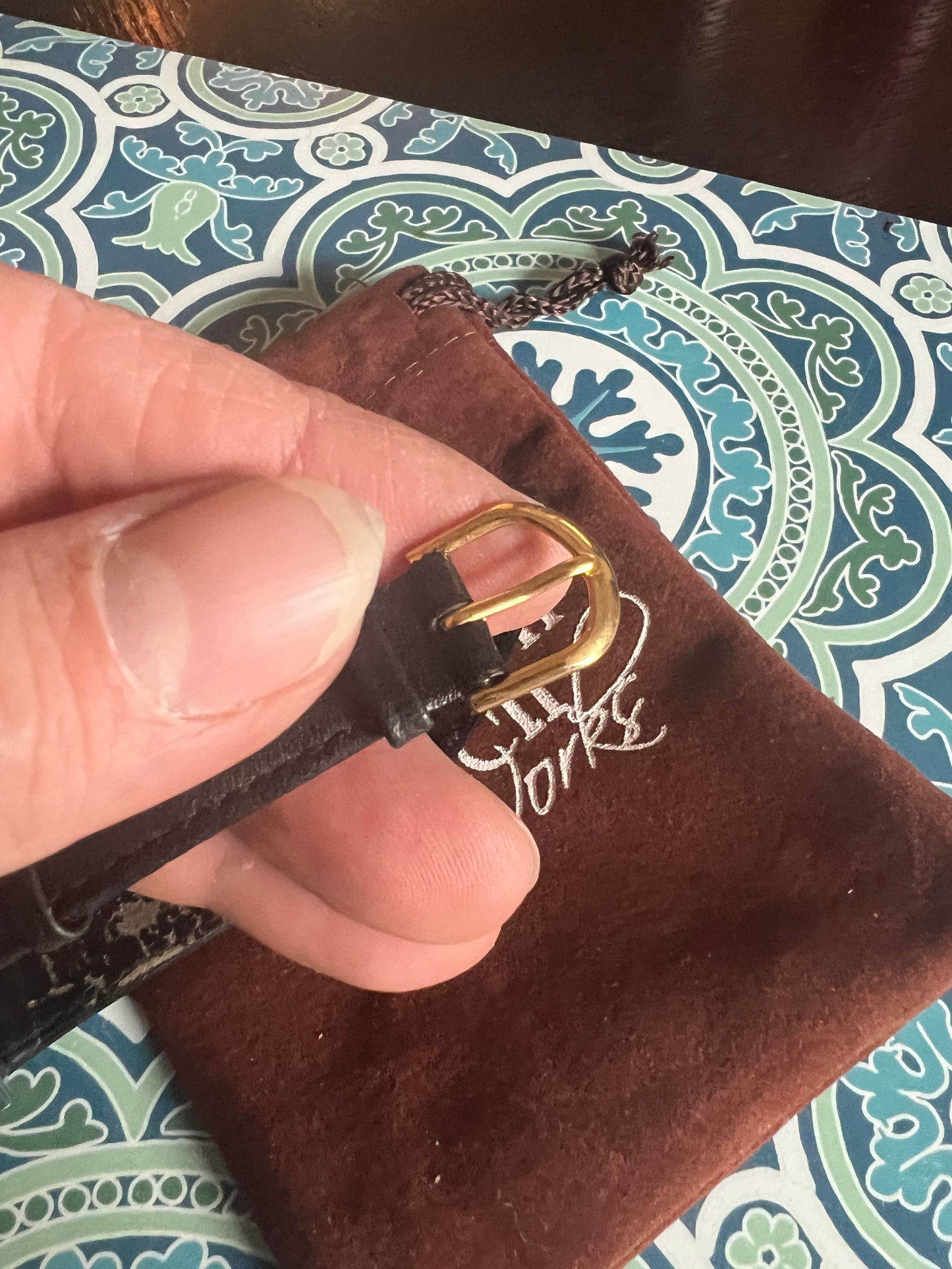 Ladies dainty Vintage Swiss winding unique watch B8