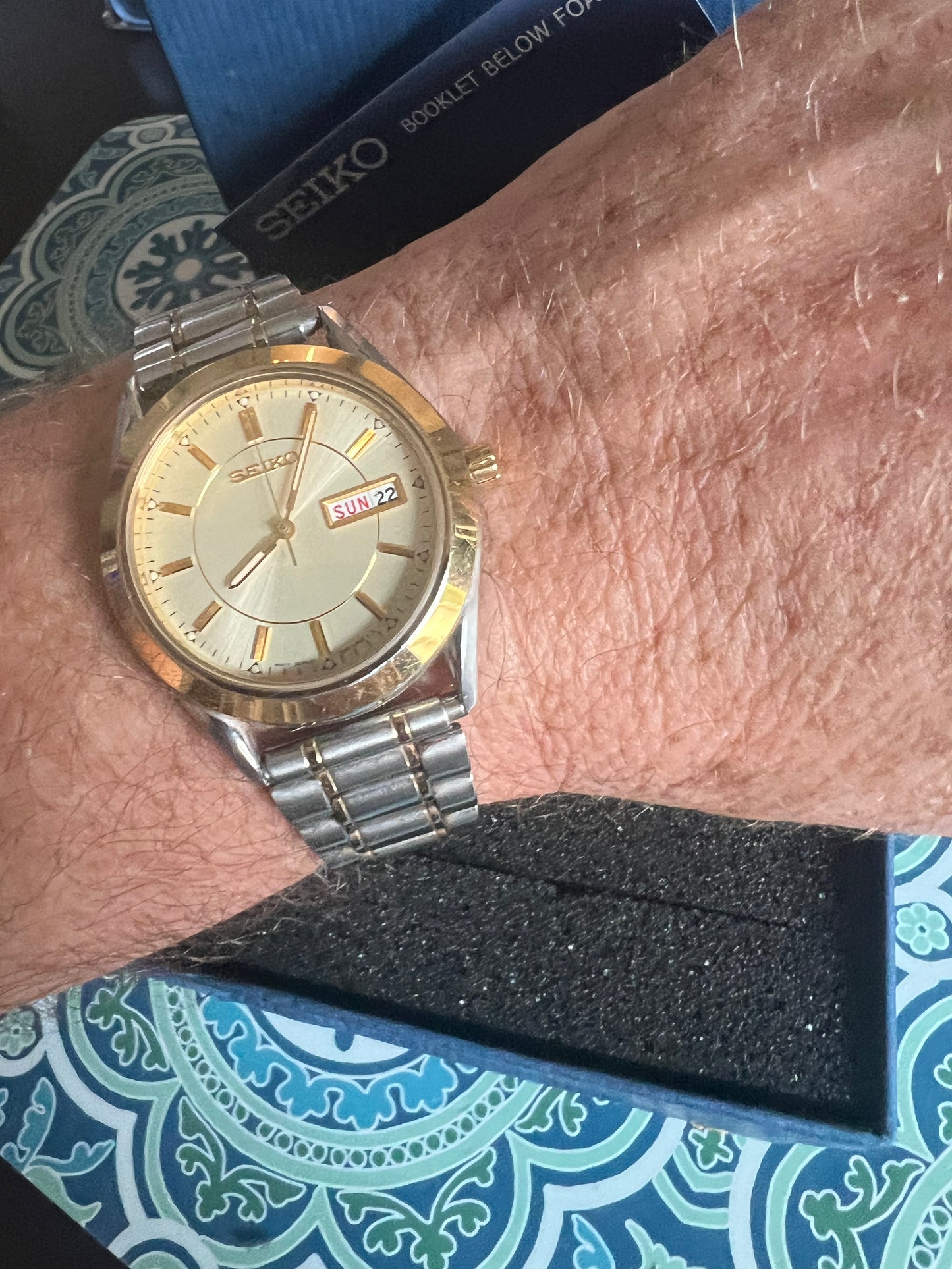 Men’s Seiko two-tone dress watch with box 7N43-8820. B8